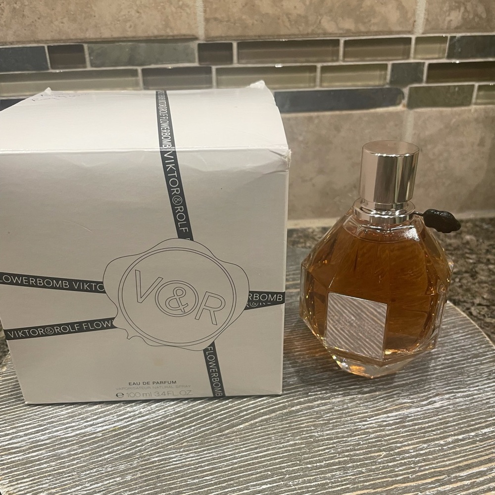 NIB, 3,4 oz bottle of Flowe Bomb